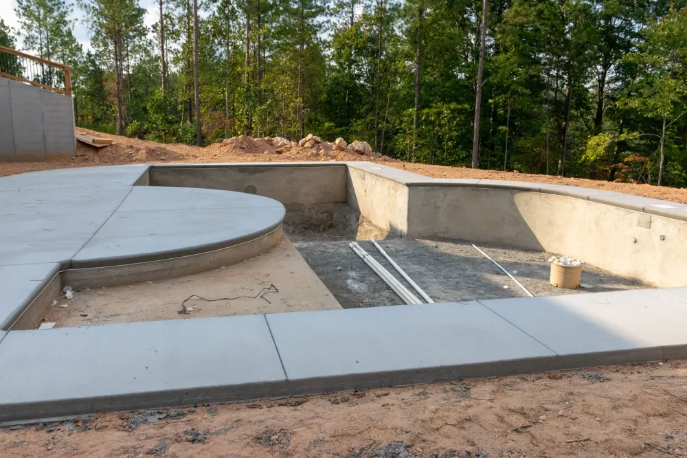 Construction piscine béton à Souligny