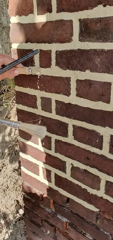 Rénovation et teinte d un ancien mur en briques (2)