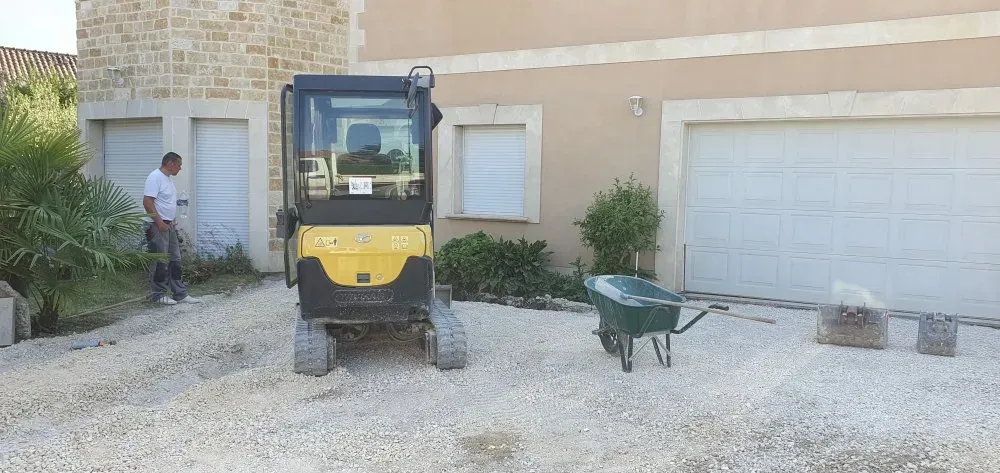 Création d'une cour en enrobé avec pose de pavés