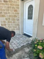 Création d'une cour en enrobé avec pose de pavés (3)