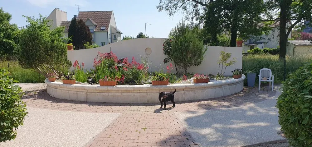 Pose d'un béton désactivé dans un EHPAD troyen