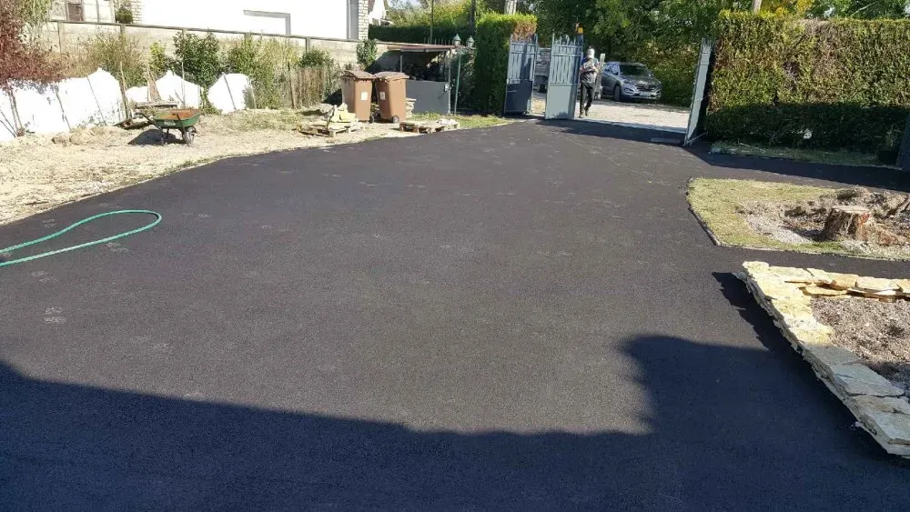 Création d'une cour en enrobé chez un particulier près de Troyes (2)