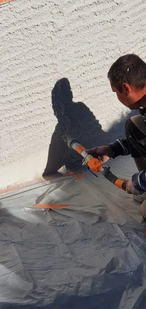 Pose de crépis sculpté dans une descente de cour dans une maison individuelle prés de Troy ( (7)