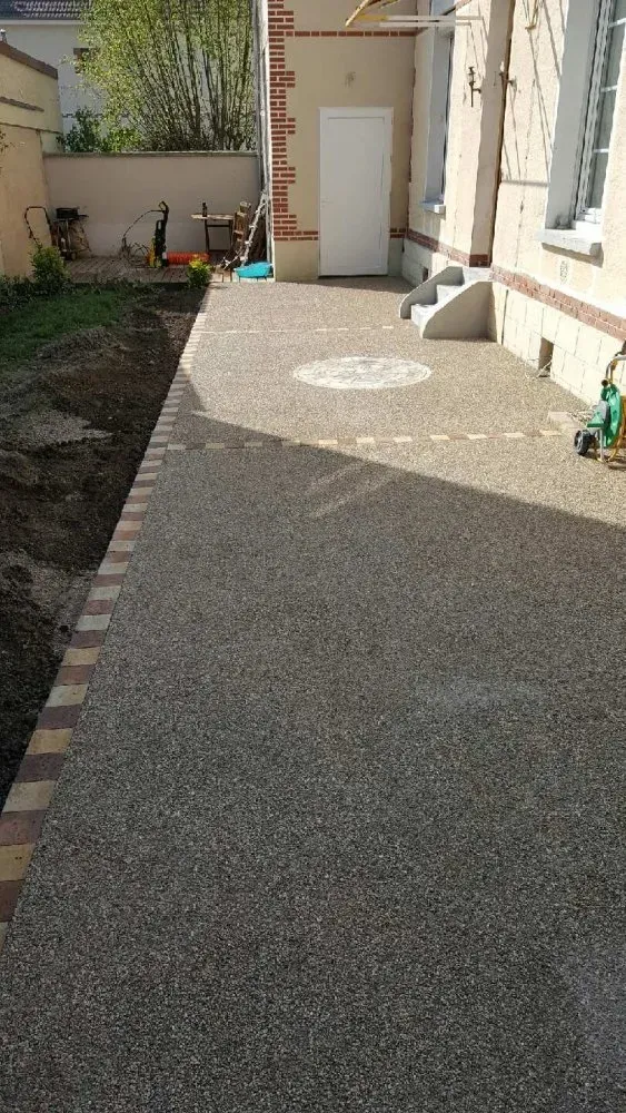 Réalisation d'une cours en béton désactivé en mignonette dans une maison individu (
