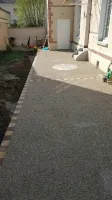 Réalisation d'une cours en béton désactivé en mignonette dans une maison individu (