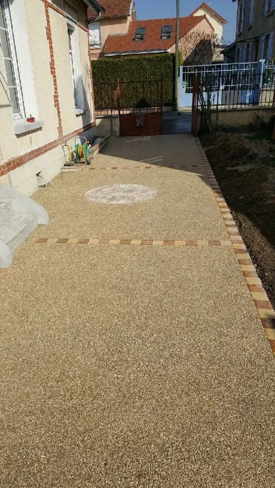 Réalisation d'une cours en béton désactivé en mignonette dans une maison individu (1)