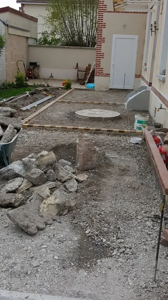 Réalisation d'une cours en béton désactivé en mignonette dans une maison individu (1
