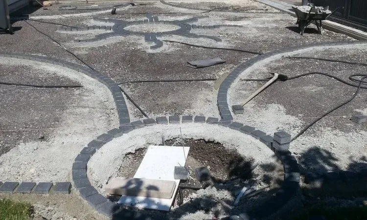 Préparation et création d'une cour en béton désactivé avec décoration en pavés vers Troyes (2)