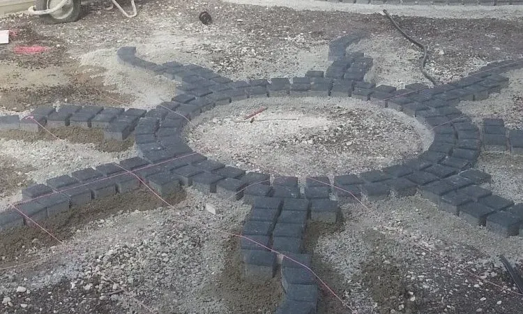Préparation et création d'une cour en béton désactivé avec décoration en pavés vers Troyes (3)