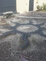 Préparation et création d'une cour en béton désactivé avec décoration en pavés vers Troyes (4)