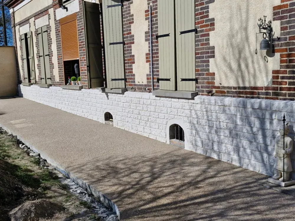 Réalisation d'un sous bassement en crépis sculpté chez un particulier dans la region de  ( (4)