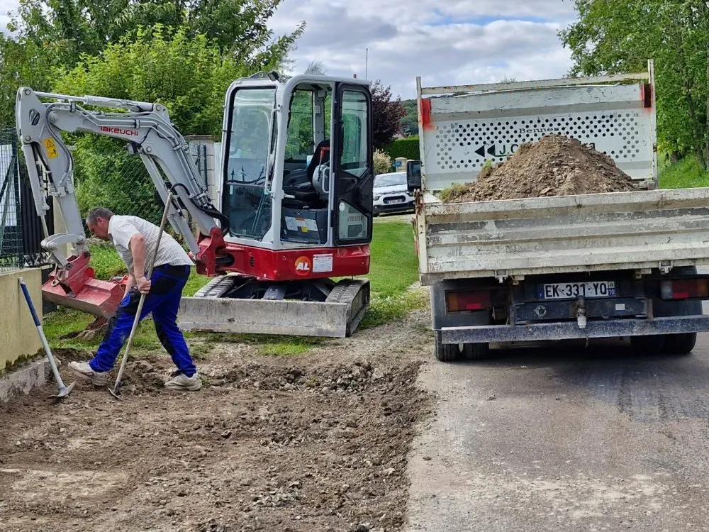 Création d'un terre plein pour stationnement dans la région de Troyes