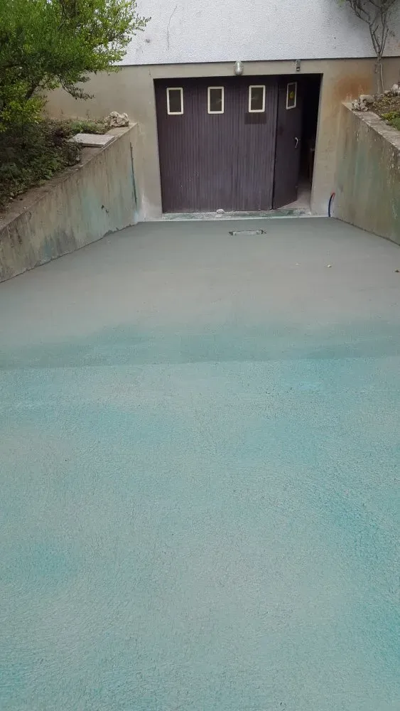 Cours en béton désactivé dans une maison individuelle près de Troyes (1)