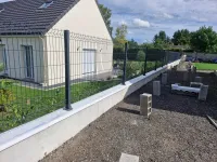 Finition d'un muret et pose d une clôture en panneaux rigides sur platines (1)