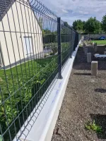 Finition d'un muret et pose d une clôture en panneaux rigides sur platines (2)